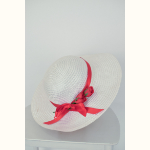 Hvid sommerhat med roser 